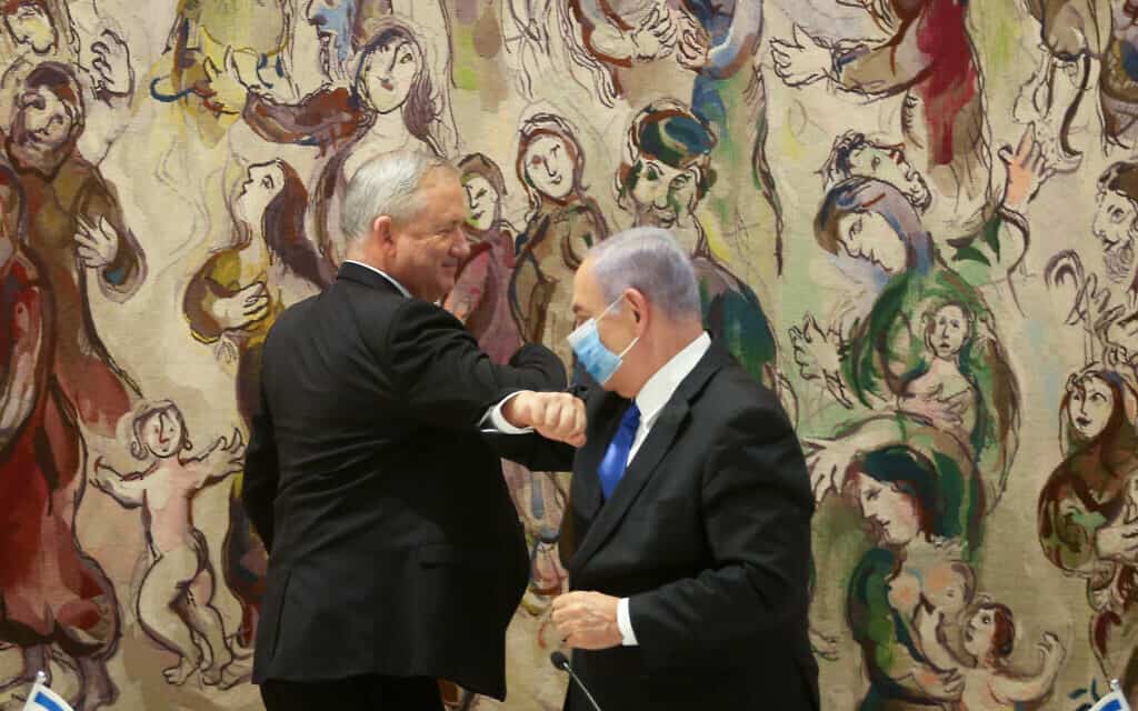 בנימין נתניהו ובני גנץ אחרי השבעת הממשלה ה-35, ב-17 במאי 2020 (צילום: Alex Kolomoisky/POOL)