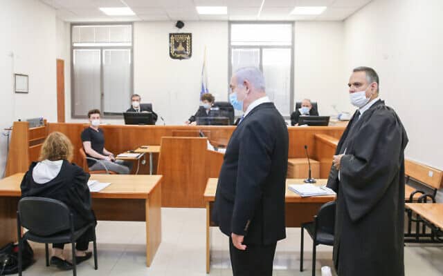 נתניהו באולם 317 בבית המשפט המחוזי ירושלים, 24 במאי 2020 (צילום: עמית שאבי, פול - פלאש 90)