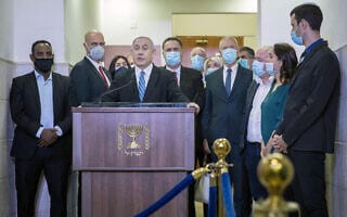 חברי הליכוד עומדים סביב בנימין נתניהו בבית המשפט המחוזי בירושלים, לפני פתיחת משפטו, ב-24 במאי 2020 (צילום: יונתן זינדל/פלאש90) חברי הליכוד עומדים סביב בנימין נתניהו בבית המשפט המחוזי בירושלים, לפני פתיחת משפטו, ב-24 במאי 2020 (צילום: יונתן זינדל/פלאש90)