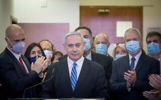 חברי הליכוד עומדים סביב בנימין נתניהו בבית המשפט המחוזי בירושלים, לפני פתיחת משפטו, 24 במאי 2020 (צילום: יונתן זינדל/פלאש90) חברי הליכוד עומדים סביב בנימין נתניהו בבית המשפט המחוזי בירושלים, לפני פתיחת משפטו, 24 במאי 2020 (צילום: יונתן זינדל/פלאש90)