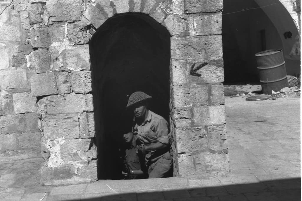 לוחמים יהודים מחוץ לחומות העיר העתיקה, 1948 (צילום: לע&quot;מ)