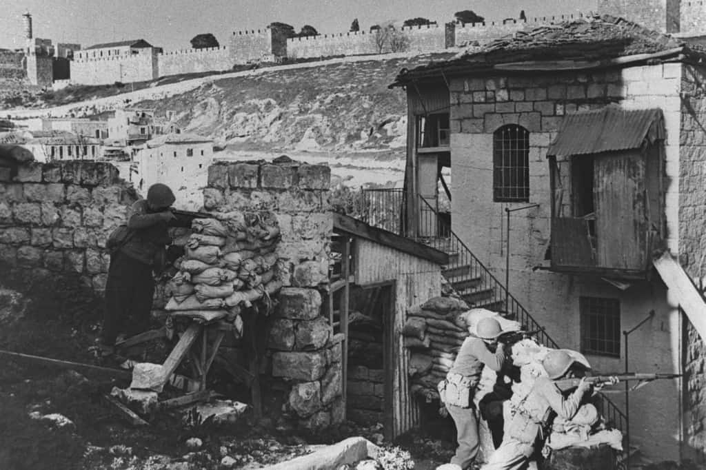 חיילים ישראלים בשכונת ימין משה, פונים לעבר חומות העיר העתיקה, יוני 1948 (צילום: לע&quot;מ)