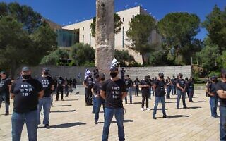 כמאה פעילי מחאת הדגלים השחורים מול בג"ץ, כדי לאפשר לו "להחליט בלי פחד", 30 באפריל 2020 (צילום: מחאת הדגלים השחורים) כמאה פעילי מחאת הדגלים השחורים מול בג"ץ, כדי לאפשר לו "להחליט בלי פחד", 30 באפריל 2020 (צילום: מחאת הדגלים השחורים)