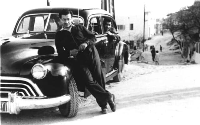 יצחק שושן בביירות. גמליאל כהן מציץ מהרכב (צילום: אתר הפלמ&quot;ח)