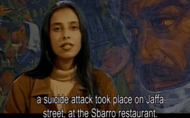 אחלאם תמימי מקריאה את החדשות על הפיגוע בסבארו, שהיא הייתה מעורבת בו כמה שעות קודם לכן, בתחנת הטלוויזיה איסתיקלאל, 9 באוגוסט 2001 (צילום: צילום מסך)