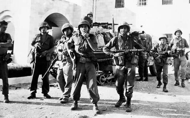 חיילים ישראלים בבית הממשלה בעיר העתיקה של ירושלים לאחר שהשתלטו על החלק הירדני של העיר בתום קרבות כבדים, 6 ביוני 1967 (צילום: AP/IDF)