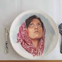 "לאכול עם חברות", עבודה של שירלי סיגל, מתוך התערוכה עושות היסטוריה במוזיאון חיפה
