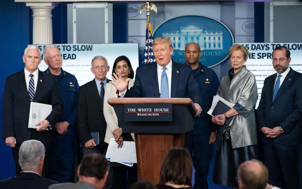 עידכון עיתונאים על ידי כוח המשימה של הבית הלבן להתמודדות עם וירוס הקורונה (צילום: The White House)