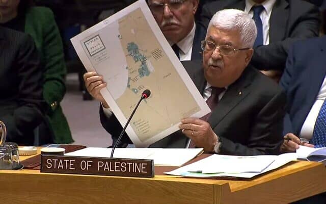 יושב ראש הרשות הפלסטינית, מחמוד עבאס, מדבר במועצת הביטחון של האו&quot;ם ב-11 בפברואר 2020, כשהוא מחזיק בידיו מפה מתוך תוכנית השלום הישראלי-פלסטיני של ארצות הברית (צילום: צילום מסך)