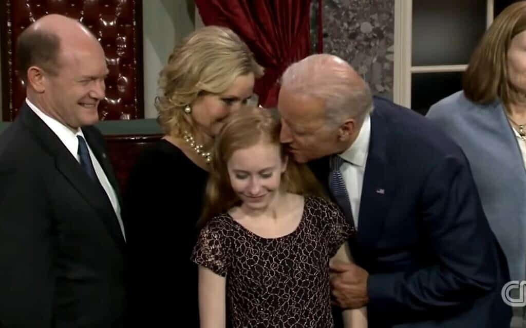 ג'ו ביידן מנשק ילדה בת 13 בכפייה, צילום מסך מ-CNN