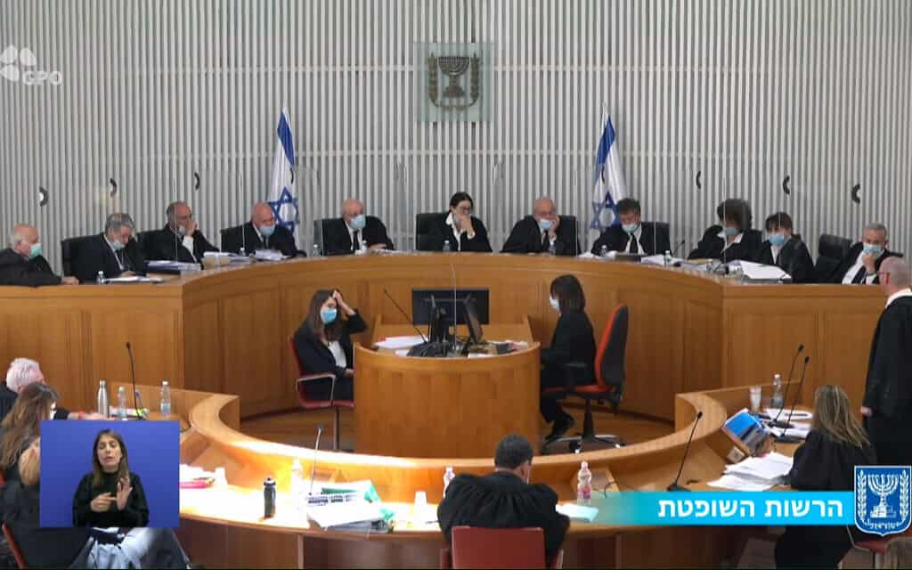 הרכב של 11 שופטי בית המשפט העליון במהלך הדיון בבג"ץ בעתירות נגד ההסכם הקואליציוני בין הליכוד וכחול-לבן, 4 במאי 2021 (צילום: צילום מסך, שידור הרשות השופטת)