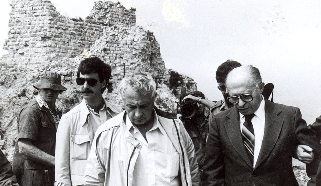 ראש הממשלה מנחם בגין (מימין) ושר הביטחון אריאל שרון (במרכז) במצבר הבופור בדרום לבנון אחרי שנכבש, 7 ביוני 1982 (צילום: דובר צה&quot;ל)