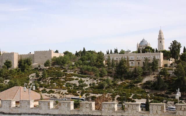 חומת העיר העתיקה של ירושלים והר ציון (צילום: שמואל בר-עם)