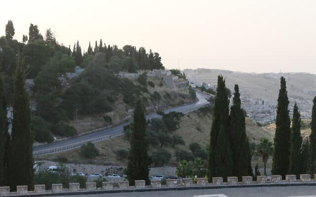 הכביש בירושלים שנסלל לקראת ביקור האפיפיור ב-1964 (צילום: שמואל בר-עם)