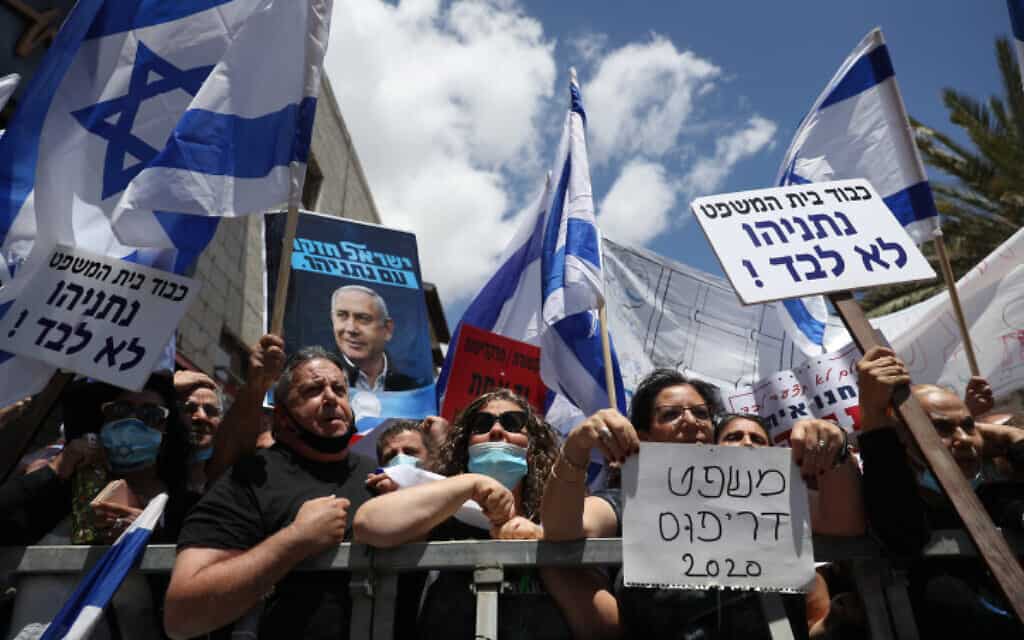 הפגנת תמיכה בנתניהו מחוץ לבית המשפט המחוזי בירושלים (צילום: יונתן סינדל / פלאש 90)