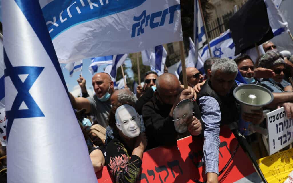 הפגנת תמיכה בנתניהו מחוץ לבית המשפט המחוזי בירושלים (צילום: יונתן סינדל / פלאש 90)