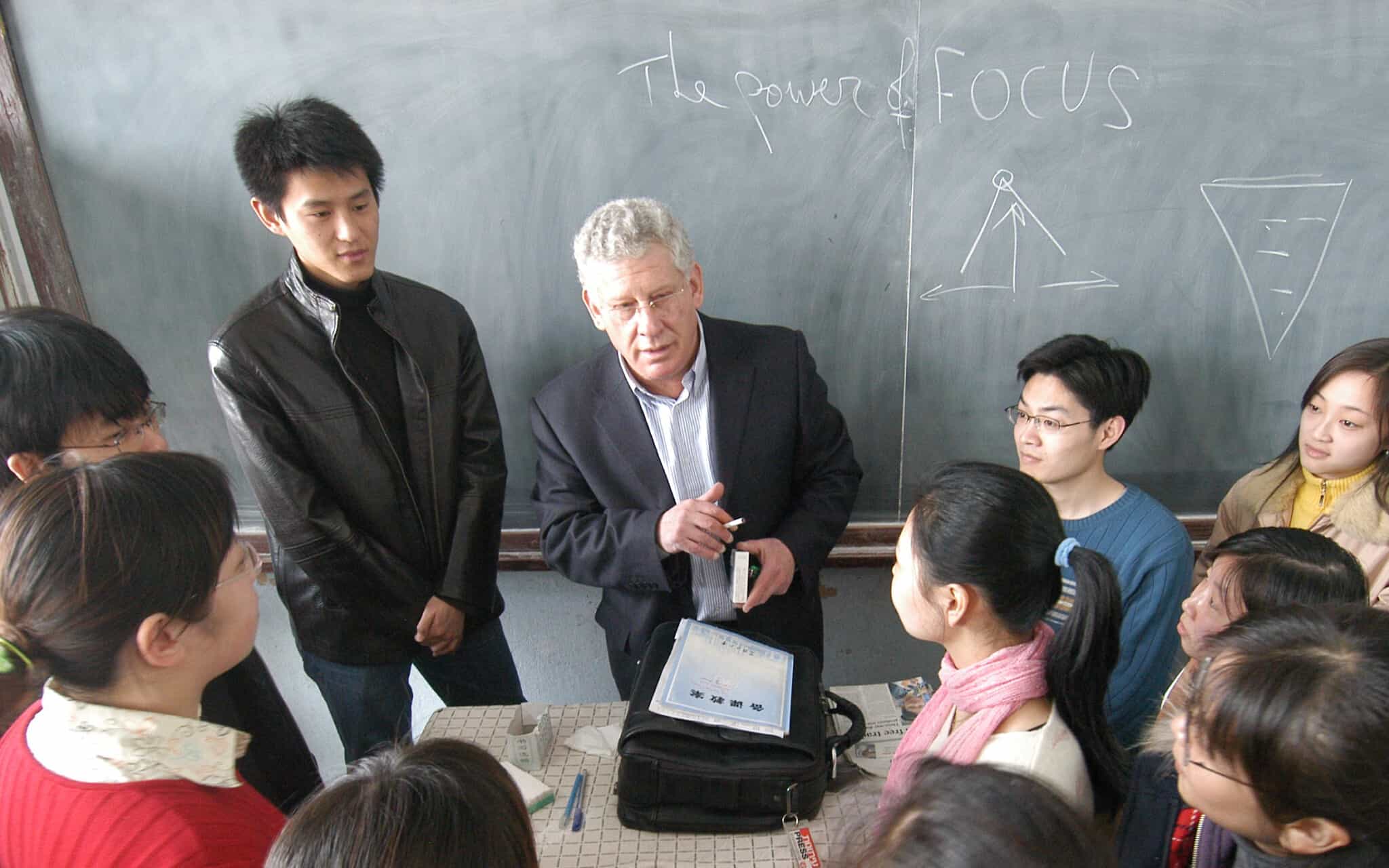פרופ´ דן בן-כנען עם קבוצת תלמידים (צילום: Harbin Daily)