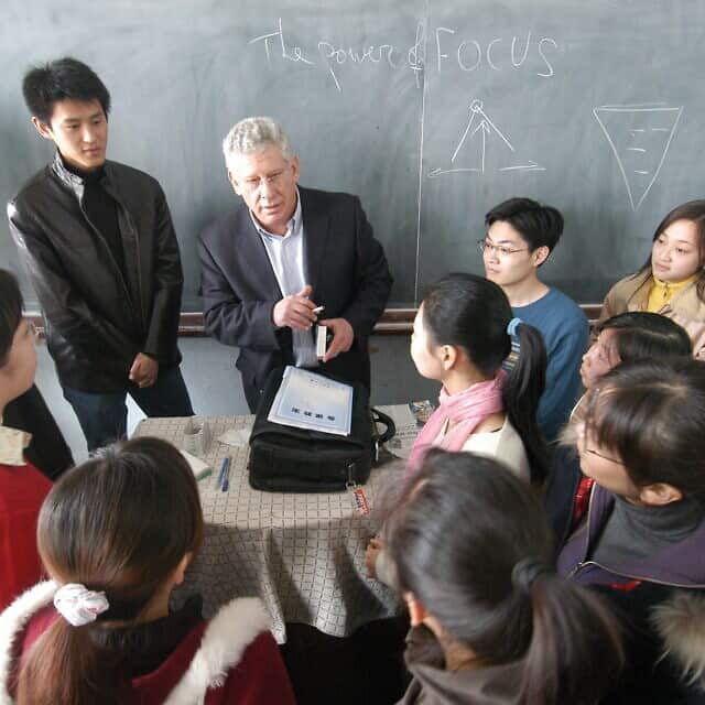 פרופ´ דן בן-כנען עם קבוצת תלמידים באוניברסיטה בחרבין (צילום: Harbin Daily)