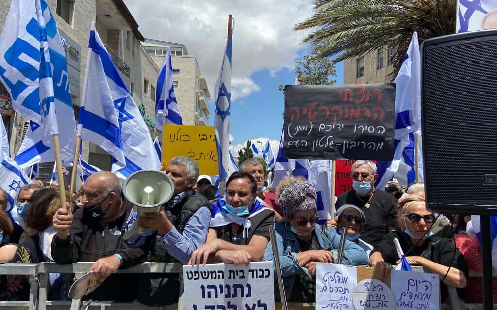 פעילי ליכוד וימין בהפגנת תמיכה בנתניהו מחוץ לבית המשפט המחוזי בירושלים, היום (צילום: Raoul Wootliff / The Times of Israel)