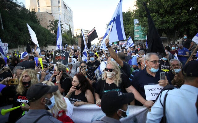 הפגנה נגד השחיתות השלטונית ונגד מעצרו של תא&quot;ל אמיר השכל מול בית ראש הממשלה ברחוב בלפור בירושלים. 27 ביוני 2020 (צילום: יונתן סינדל / פלאש 90)