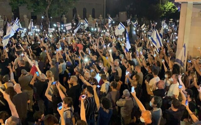הפגנה נגד מעצרו של אמיר השכל ונגד השחיתות השלטונית מול בית ראש הממשלה בירושלים, 27 ביוני 2020 (צילום: מחאת הדגלים השחורים)