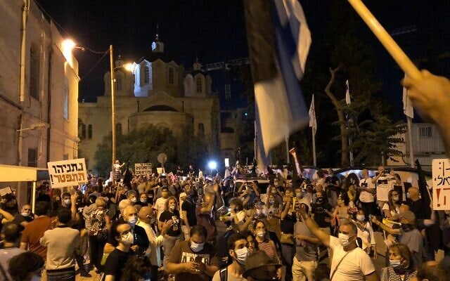 מפגינים קוראים לשחרר את תא&quot;ל אמיר השכל בסמוך לדיון שמתקיים בעניינו בבית משפט שלום בירושלים, 27 ביוני 2020 (צילום: מחאת הדגלים השחורים)