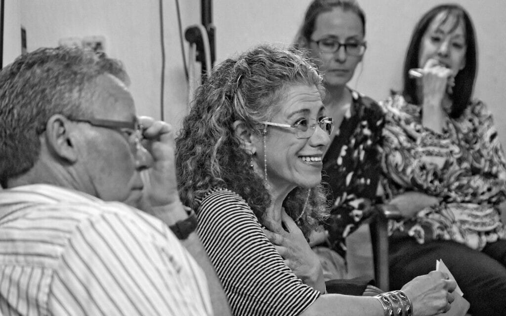פרופ' סמדר לביא, הרצאה ב"בית אחותי" לרגל הוצאת הספר "עטופות בדגל ישראל", 2014 (צילום: שלומית כרמלי)