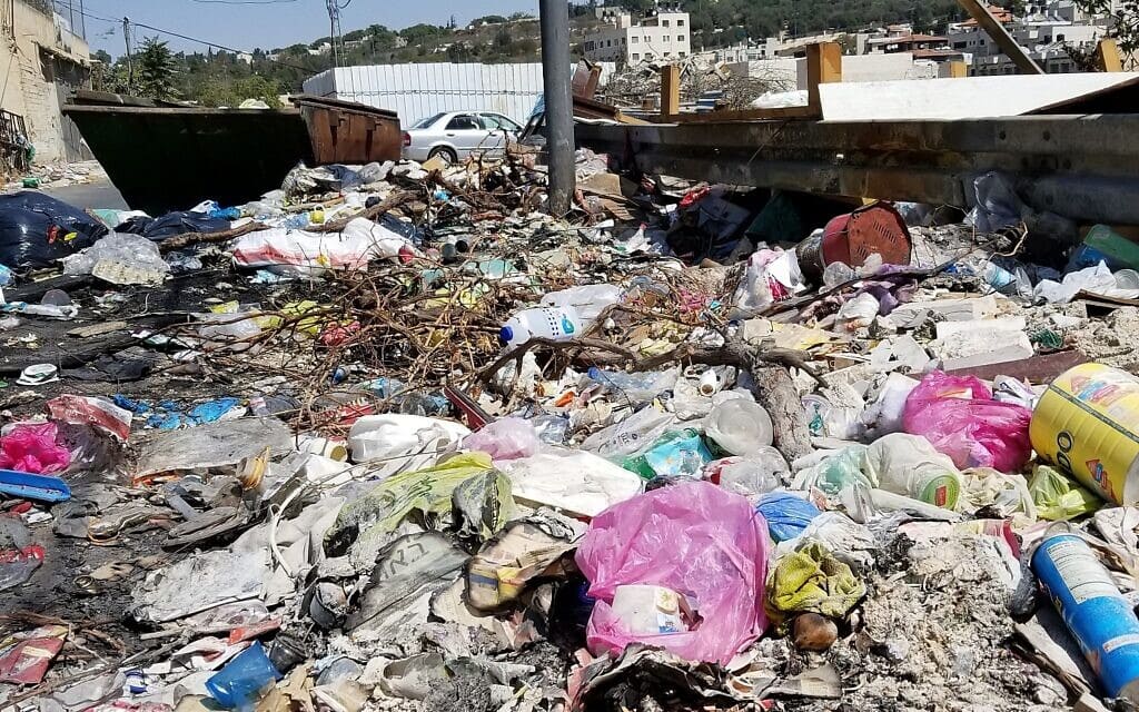 ערימת אשפה בצד רחוב בשכונת ואדי ג&#039;וז בירושלים, 23 בספטמבר 2018 (צילום: אדם רזגון)