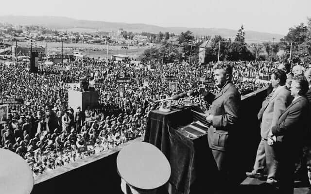 נשיא רומניה ניקולאי צ&#039;אושסקו נואם בעצרת בספנטו גורגה בסביבות שנת 1975 (צילום: קיסטון / ארכיון האלטון / גטי אימג&#039;ז)