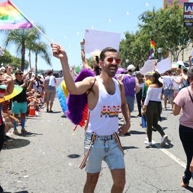 אריה מרווזי, צועד במצעד הגאווה של לוס אנג'לס ב-2019 (צילום: אנה פלזטה)