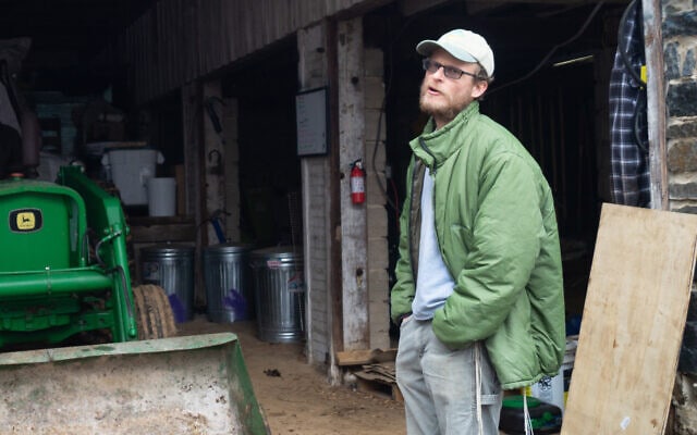 איאן יוסף הרצמרק בחווה שלו ברנדלסטאון, שבמדינת מרילנד. מכירות הקמח הוכפלו במהלך המגיפה (צילום: מייק טינטנר)