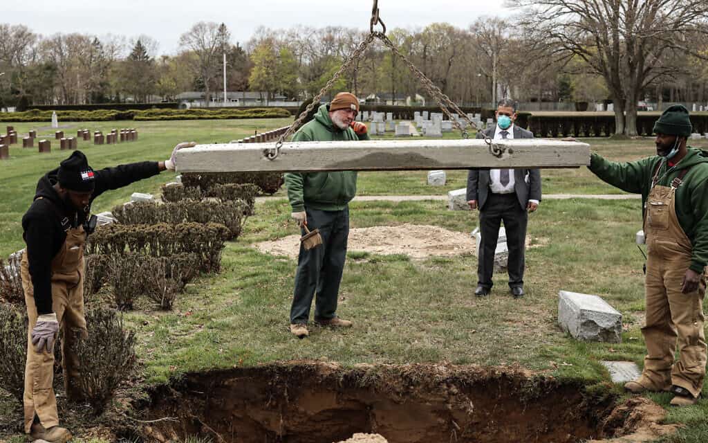 קבורת קורבן קורונה בבית הקברות וושינגטון ממוריאל פארק. מאי, 2020 (צילום: Jonathan Alpeyrie/Polaris Images)