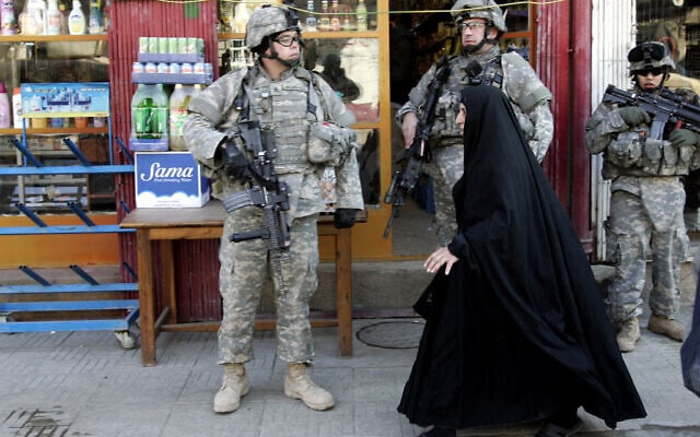 תמונת ארכיון משנת 2006: חיילים אמריקנים בעיראק (צילום: AP Photo/Darko Vojinovic)