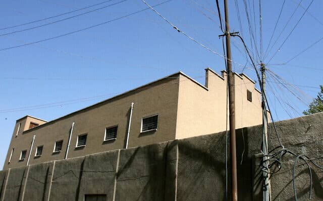 בית כנסת מאחורי חומה בבגדד, עיראק, ב-7 באוגוסט 2007 (צילום: AP Photo/Hadi Mizban)