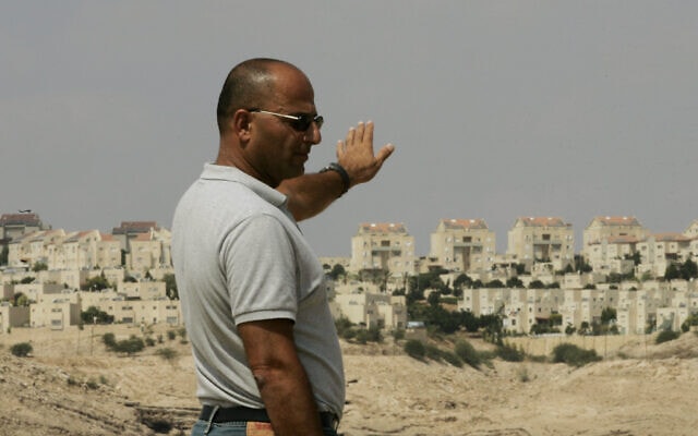אל&quot;מ (מיל.) שאול אריאלי, לשעבר חלק מצוותי המשא ומתן, מחווה לעבר מעלה אדומים. ספטמבר, 2007 (צילום: AP/Sebastian Scheiner)