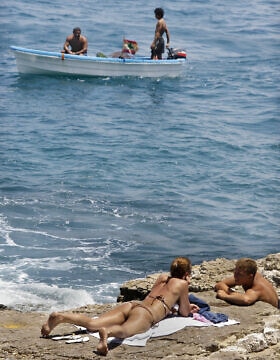 אילוסטרציה, תיירים משתזפים לחופי ביירות, ארכיון, 2008 (צילום: AP Photo/Amr Nabil)