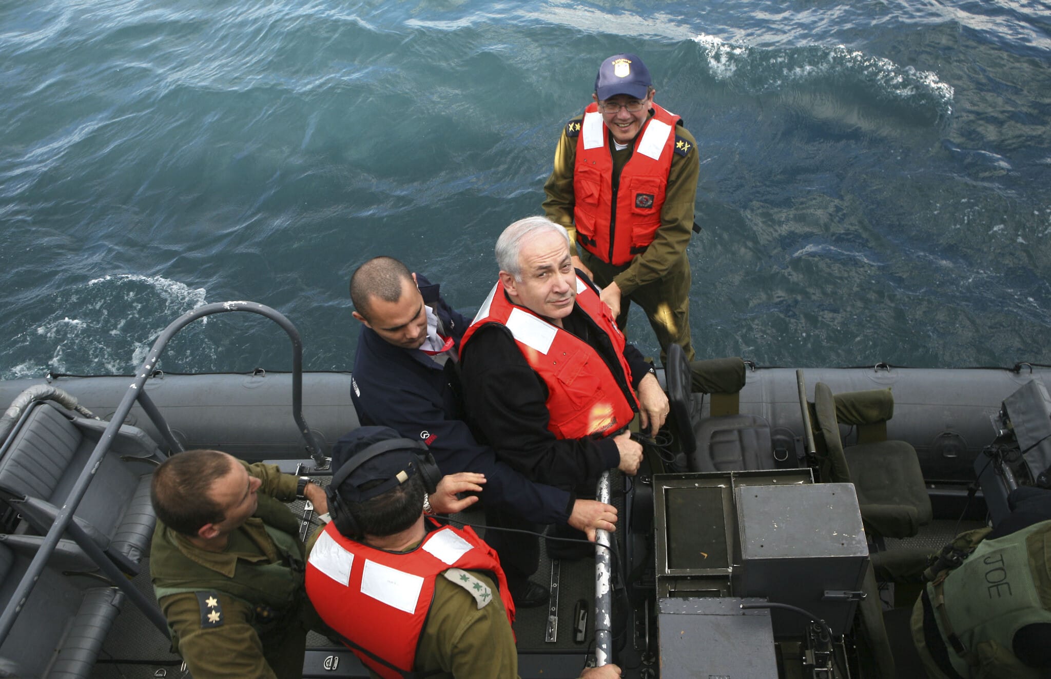 בנימין נתניהו בביקור בצוללת אח"י אילת במפרץ חיפה, ב-17 בנובמבר 2009 (צילום: AP Photo/ Pavel Wolberg)