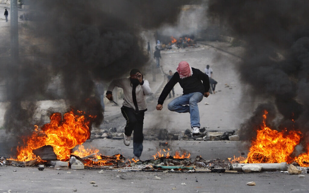 הפגנות אלימות בעיסאוויה ב-2010 (צילום: AP Photo/Dan Balilty)
