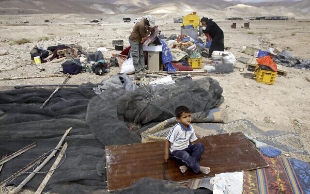 פלסטינים בוחנים את החפצים שלהם באזור בו כ-10 אוהלים בלתי חוקיים שנהרסו על ידי כוחות ישראלים בכפר פסאיל שבגדה המערבית בבקעת הירדן ב-14 ביוני, 2011 (צילום: AP\מוחמד בלס)
