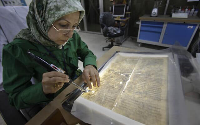 עובדת בספריה העיראקית הלאומית חוקרת ומשמרת כתבים יהודיים עתיקים שהתגלו במדינה, 2011 (צילום: AP Photo/Khalid Mohammed)