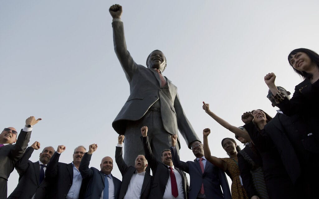פלסטינים ברמאללה עם פסלו של מנדלה, נשיא דרום אפריקה הראשון שהתנגד לאפרטהייד ונבחר בבחירות דמוקרטיות, 2016 ביום העצמאות של דרום אפריקה