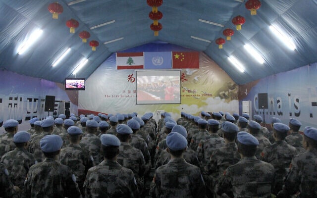 כוחות סיניים לשמירה על השלום בלבנון צופים בשידורי פתיחת ועידה סינית בלבנון, ארכיון, 2017 (צילום: Dong Yongkang/Xinhua via AP)