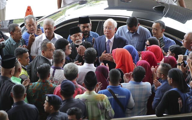 נג&#039;יב רזאק, ראש ממשלת מלזיה לשעבר מגיע לבית המשפט הגבוה לקראת תחילת משפט השחיתות שלו. 2019 (צילום: AP Photo/Jeffrey Ong)