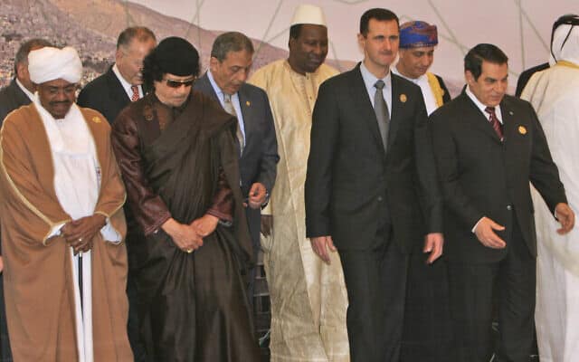 קדאפי (משמאל, במשקפי שמש), בחברת מנהיגים מהמזרח התיכון והעולם הערבי, 2008 (צילום: AP Photo/Adel Hana, File)