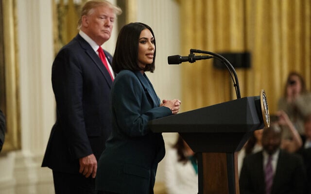 קים קרדשיאן מופיעה בבית הלבן ב-13 ביוני 2019, לקידום רפורמת הצדק שהיא מקדמת (צילום: AP Photo/Evan Vucci)