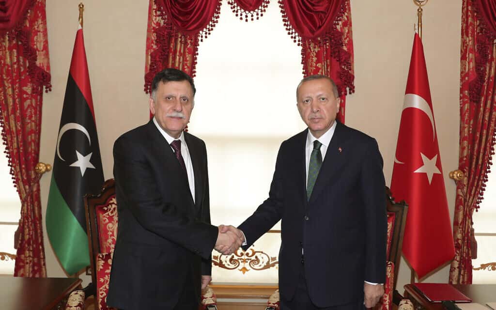 רג'יפ טאיפ ארדואן נשיא תורכיה וראש ממשלת לוב פאיז אל-סראג' (צילום: AP/ Turkish Presidency via AP, Pool, File)