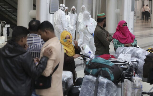 עבודות חיטוי מפני קורונה &#8211; הווירוס שהגיע מסין &#8211; בנמל התעופה של לבנון, מרץ 2020 (צילום: AP Photo/Hassan Ammar)
