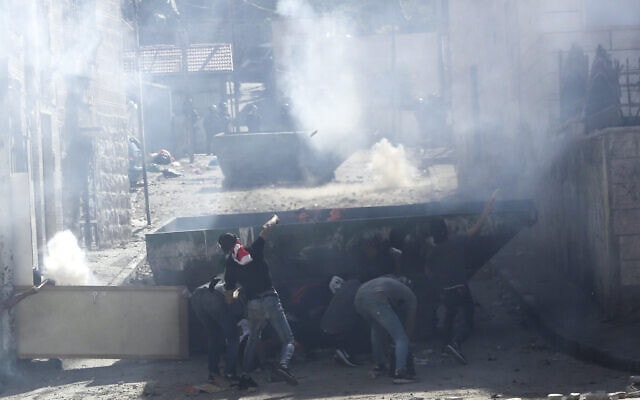 פלסטינים מתנגשים בכוחות משטרה במהומות בעיסאוויה ב-26 ביוני 2019 (צילום: AP Photo/Mahmoud Illean)
