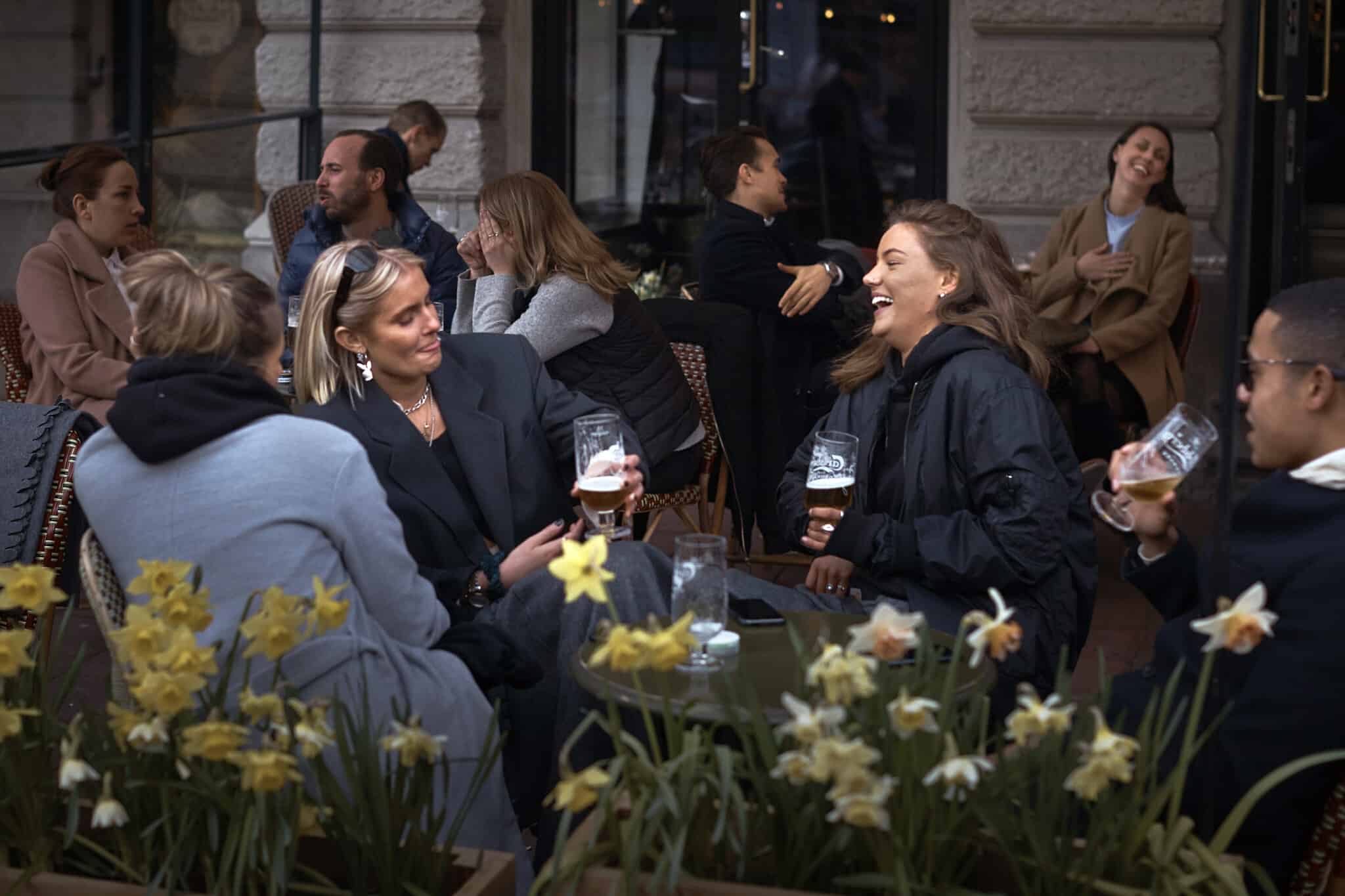 שוודים בבית קפה בזמן מגפת הקורונה, ב-8 באפריל 2020 (צילום: AP Photo/Andres Kudacki)