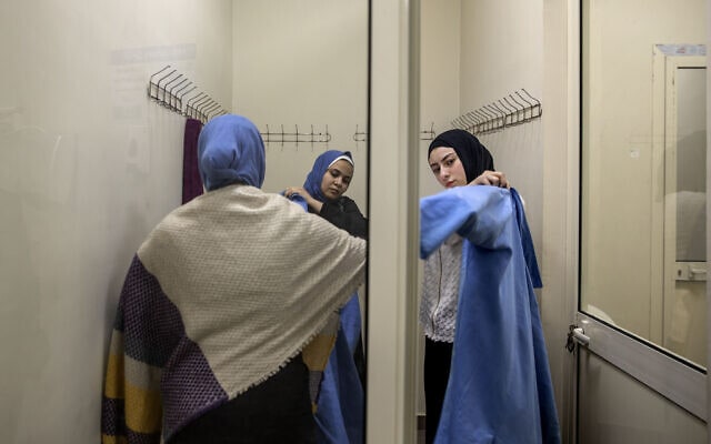 נשים מצריות מתלבשות לעבודתן במפעל לאריזת תפוזים, אפריל 2020 (צילום: AP Photo/Nariman El-Mofty)